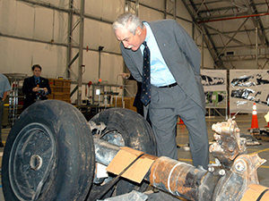 Sean O'Keefe examines Columbia debris